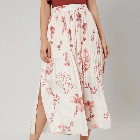 Beautiful skirt!Perfect for summer, can be dressed up or down. Nice material! - Picture 5 of 5